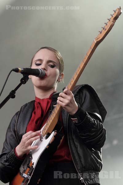 ANNA CALVI - 2011-08-28 - SAINT CLOUD - Domaine National - Scene de la Cascade - 